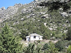 Refugio de La Pedriza que lleva el nombre de Giner de los Ríos desde su primera construcción en 1914.[42]​ Las excursiones en la naturaleza fueron uno de los recursos educativos innovadores de la Institución Libre de Enseñanza.