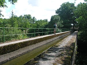 Rigole alimentant le canal.