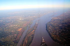 L'île Macau à l’extrême gauche, la Garonne à gauche et la Dordogne à droite confluent au bec d'Ambès pour former l'estuaire de la Gironde.