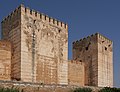 Vue rapprochée des tours de l'Alcazaba.