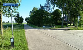 Kruispunt van het Keegensterpad met de Keegensterweg met een kop-hals-rompboerderij op de achtergrond (2011).