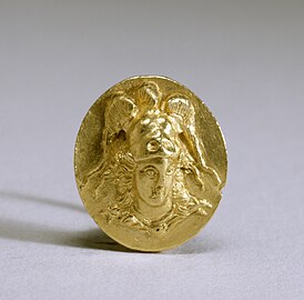 Bague en or représentant Athéna casquée de face, cheveux au vent. IIIe siècle av. J.-C. Walters Art Museum.