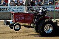 Tractor haciendo un caballito