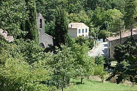 The church and surroundings in Festes-et-Saint-André