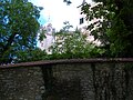 Schlossmauer mit Blick auf Zinnenturm