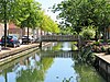 Smalle voetgangersbrug geheel in gewapend beton uitgevoerd, inclusief balusters en leuningregels. De brug is wit geschilderd. Gelegen met enkele treden verhoogd ten opzichte van de Oost Voorstraat, aldaar gesloten brughoofden. Zeer sober art-deco-invloeden.