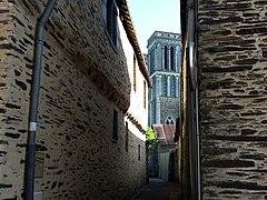 L'église vue depuis une ruelle.