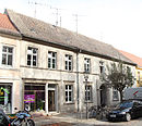 Wohnhaus mit Seitenflügeln