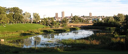 Vue de la haute-ville depuis le lieu historique national Cartier-Brébeuf de Québec avant les travaux de revitalisation de 2008-2009.