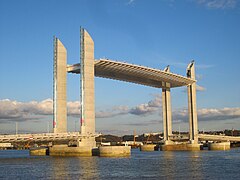 Le pont Jacques-Chaban-Delmas levé à Bordeaux, le 15 mars 2013 (jour de son inauguration).