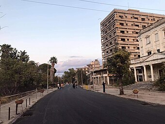 Yeniden açıldıktan sonra Maraş'ta yeni asfaltlanmış bir yol ve metruk binalar, Demokrasi Caddesi (Kenarda gözüken beyaz bina dönemin sanat okuludur)