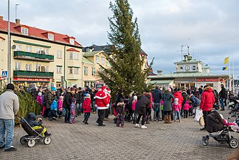 En julgran på ett torg.