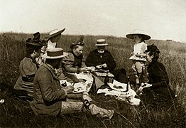 Photographie d'un déjeuner sur l'herbe par Martial Caillebotte.