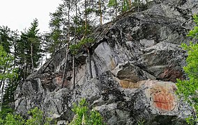 Close-up of Kolmiköytisienvuori, with the Neolithic rock painting