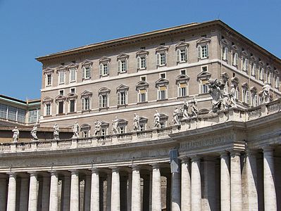 Le Palais du Vatican, « un ensemble de constructions irrégulières, d'un aspect laid et vulgaire, sans aucune uniformité de style »[10].