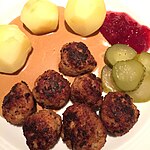 Svenska köttbullar serverade med bland annat kokt potatis.