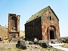 Shrine Tukh Manuk dengan khachkar besar bersebelahan. Di latar belakang Shrine Surb Grigor juga kelihatann