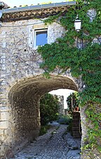 Ruelle avec arceau bâti.