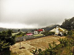 Die Pfarrei, mit zugehörigem Basketballplatz bei der Kirche (2018)