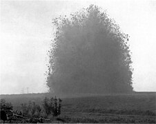 Explosion de la mine du 1er juillet 1916 lors du déclenchement de la Bataille de la Somme (sur la Hawthorn Ridge Redoubt (en)).