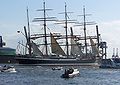 Die Sedov führt die Auslaufparade beim 820. Hamburger Hafengeburtstag an