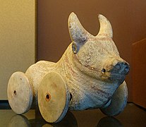 Buffle à roulettes, jouet d'enfant. Terre cuite, Grande Grèce, époque archaïque.