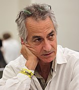 David Strathairn incarne le directeur.