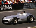 Juan Manuel Fangio pilotando em 1986 uma Mercedes-Benz W196 utilizada nas temporadas de 1954 e 1955.