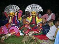 കോല ചടങ്ങ് ആരംഭിക്കുന്നതിന് മുമ്പ് കോറ്റിയുടെയും ചെന്നയ്യയുടെയും മേക്കപ്പും ആഭരണങ്ങൾ കെട്ടുന്നതും