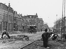 Bestratingswerkzaamheden op de Hereweg in Groningen in 1926. Links schouwburgzaal Ons Huis, het latere Apollo.