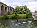 Viadukt mit Staumauer August 2008 (vor der Bachumleitung). Heute fließt nur noch selten Wasser über diese Mauer.