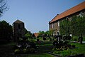 Westochtersum, blik op de St. Maternianuskerk en de toren vanuit het zuiden