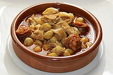 Garbanzo fasulyesi ve chorizo soslu menudo