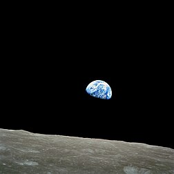 Earthrise, célèbre photographie de la Terre prise le 24 décembre 1968 depuis le module d'Apollo 8 en orbite lunaire. (définition réelle 2 400 × 2 400)