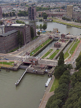 Links van de Parksluizen de Puntegaalstraat met daaraan het voormalige belastingkantoor