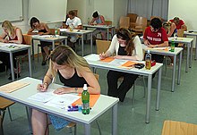 Estudantes facendo un exame nunha aula