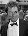 Timothy Dalton interpreta Sir Malcolm Murray.