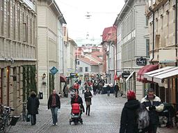 Gågatan Haga Nygata sedd från öster. Gatan är belagd med gatsten och 1800-talshusen är bevarade.