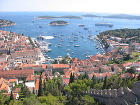 Les îles Pakleni vues du fort de Hvar : on distingue à l'avant la petite île Galešnik, derrière elle Sveti Jerolim, et au fond à droite l'île plus grande de Marinkovac