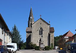 L'église et le monument aux morts.