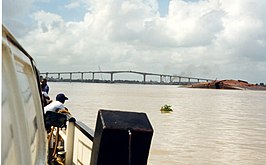 De Jules Wijdenboschbrug over de Surinamerivier