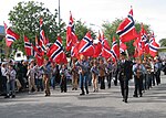 Fanborg i täten på ett 17 maj-tåg.