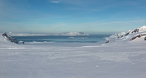 Blick vom Huron-Gletscher über die Moon Bay auf Half Moon Island und die dahinter liegende Insel Greenwich Island