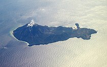 北側上空から見た硫黄島（2008年2月）