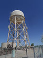 Torre de agua de la base aérea Williams (ahora parte del Campus Politécnico de la Universidad Estatal de Arizona). La torre de agua fue construida en el invierno de 1941-1942 por la compañía constructora Del E. Webb. El edificio está listado en el Registro Nacional de Lugares Históricos de Estados Unidos con el número de referencia: 95000745