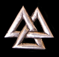 Un metallico Valknut nella forma di un trifoglio.