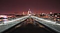 Vista notturna di St Paul dal Millennium Bridge