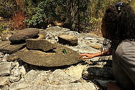 Unter den Steinplatten befinden sich hier Urnen (Nahasaka, Viqueque)