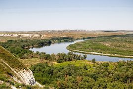 Steppa arida su un altopiano calcareo attraversato dalla valle alluvionale umida del fiume Khopyor. Oblast di Volgograd, Russia.