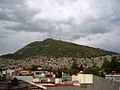 Le Cerro del Chiquihuite cerné par l'urbanisation.